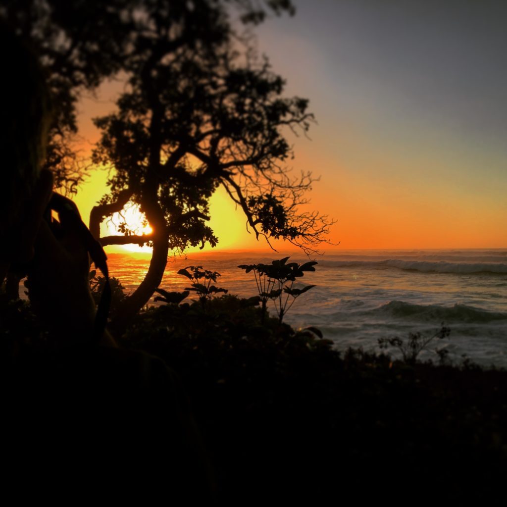 ハワイのビーチから見た夕陽