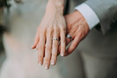 重なり合う手と結婚指輪