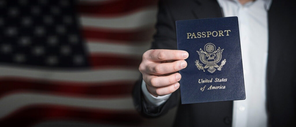 アメリカの国旗とパスポート